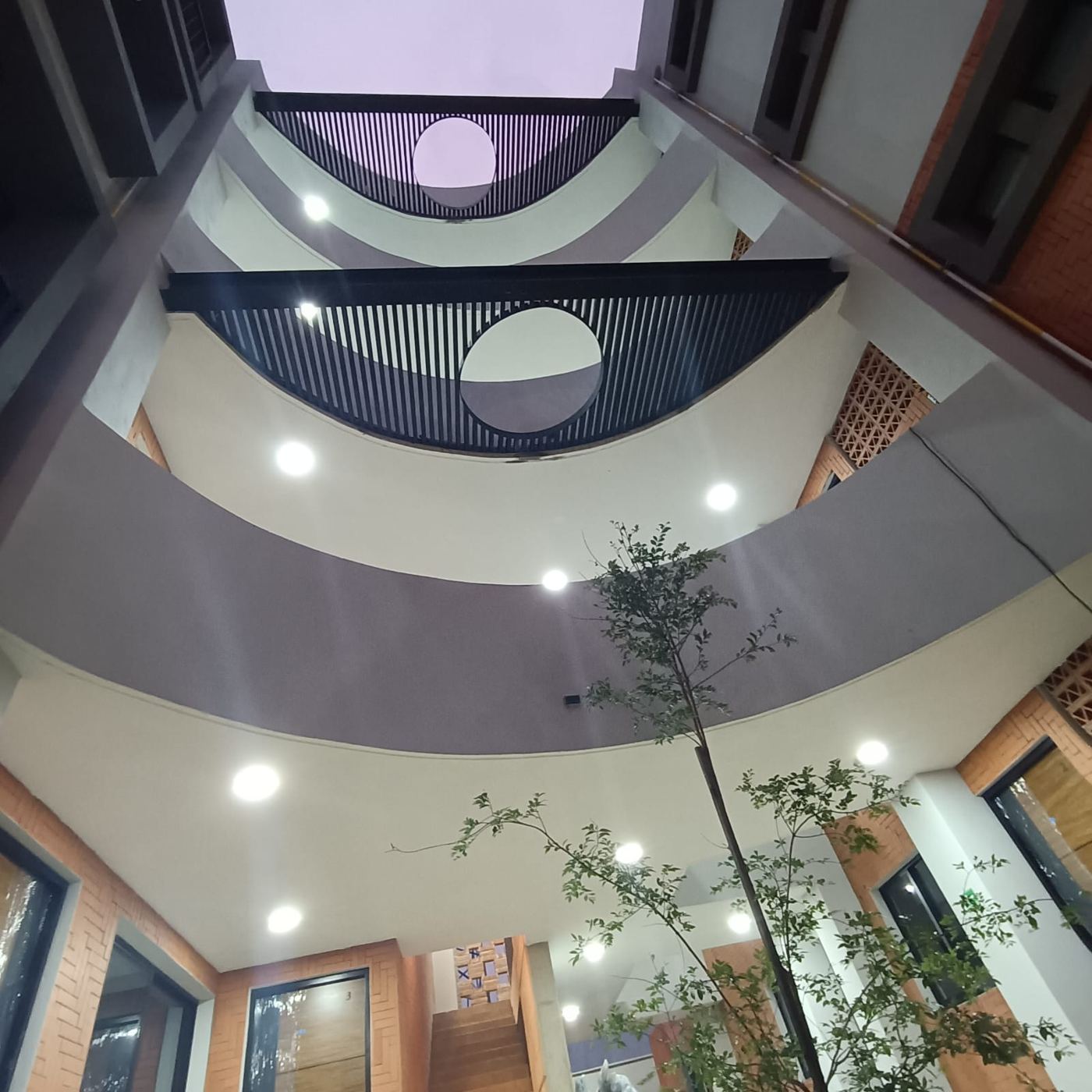 Patio interior iluminado